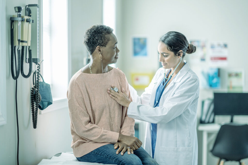 Mujer realizándose un control de rutina en el médico gracias a su seguro de salud