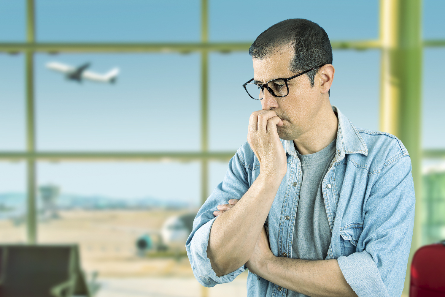 Vemos a una persona en el aeropuerto preocupado porque perdió sus maletas y no tiene un seguro de viajes.